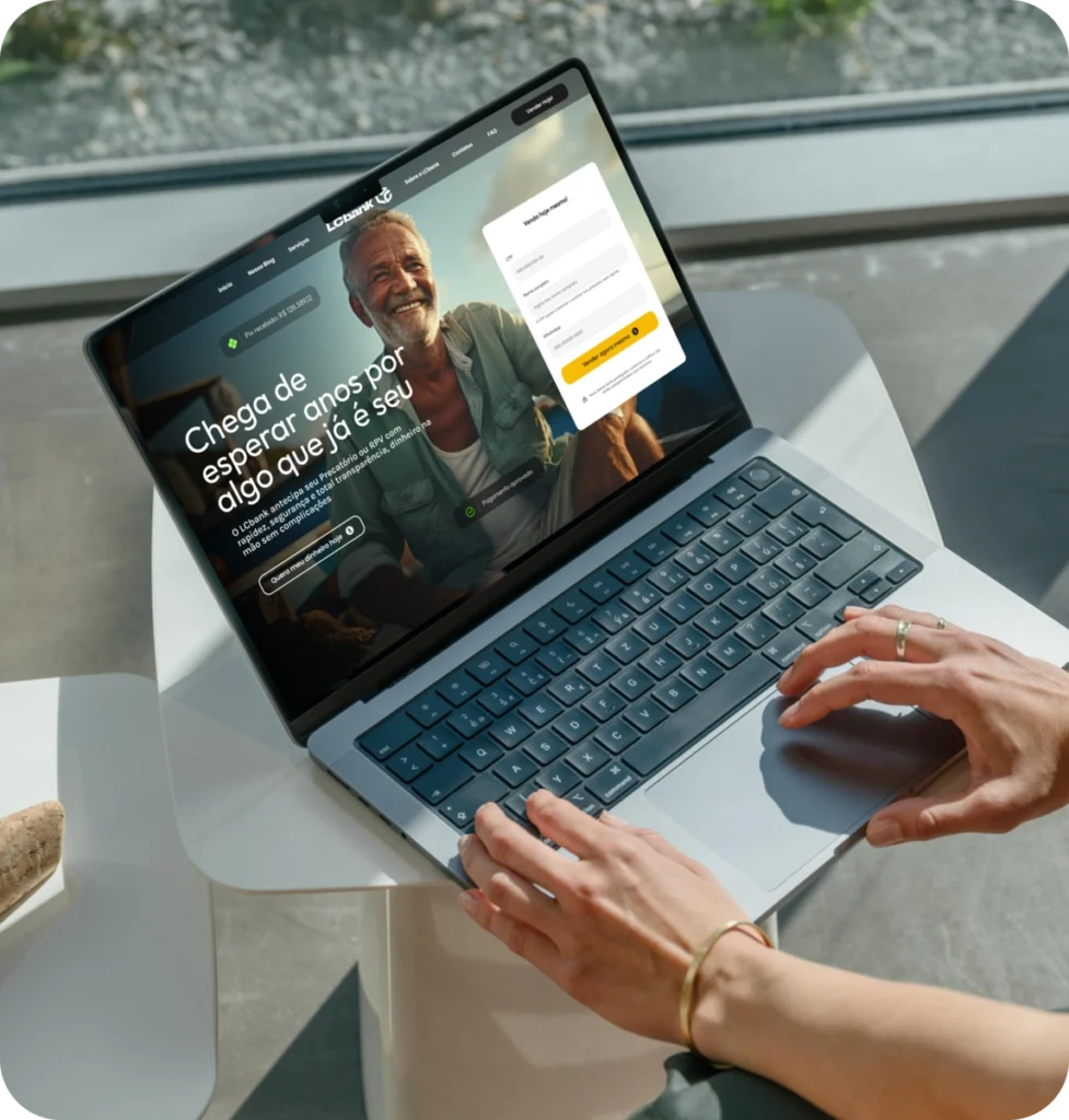 Laptop exibindo site do LCbank com slogan "Chega de esperar por algo que já é seu